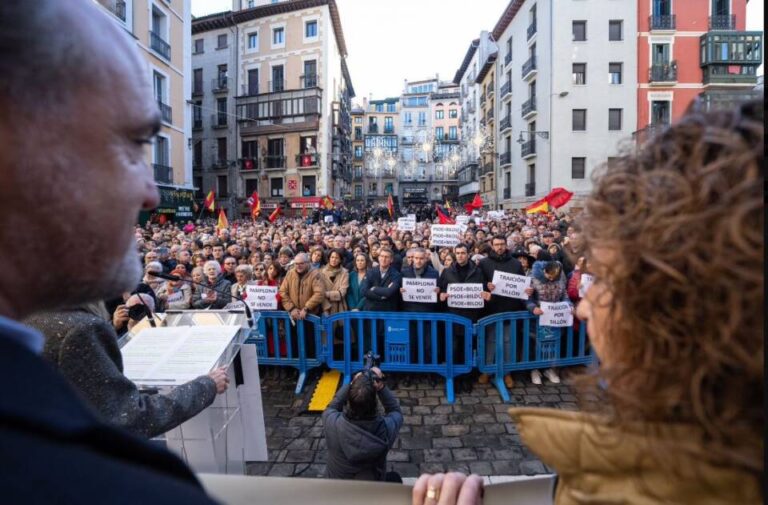 Feijóo se une a la protesta de UPN en Pamplona contra la moción de censura
