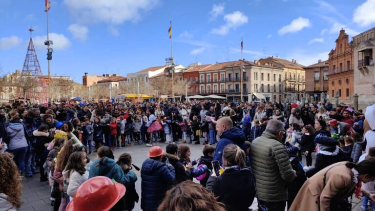 La «campanadas maoríes» a golpe de gominolas saludan el nuevo año en Medina del Campo