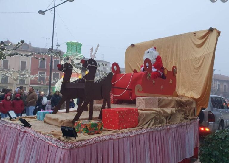 Papá Noel deslumbra a Nava del Rey con su mágico recorrido