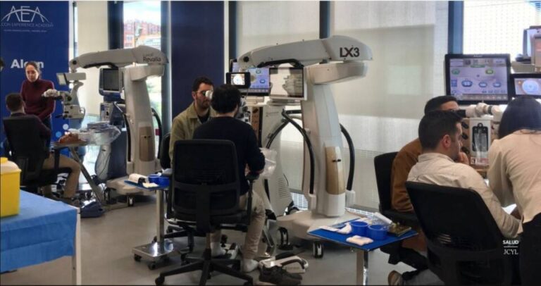 Una veintena de residentes de Oftalmología reciben formación en el Caule