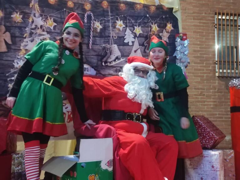 Papá Noel vuelve a llamar a la puerta de los vecinos del barrio de Simón Ruiz