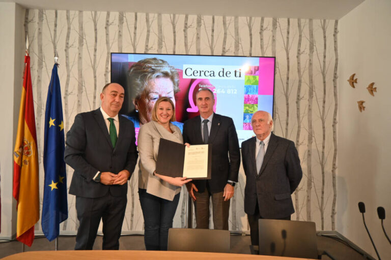 Castilla y León activa un teléfono gratuito para combatir la soledad de los mayores