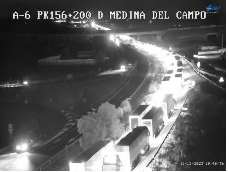 El vuelco de un camión a la altura de Medina del Campo provoca importantes retenciones en la A-6
