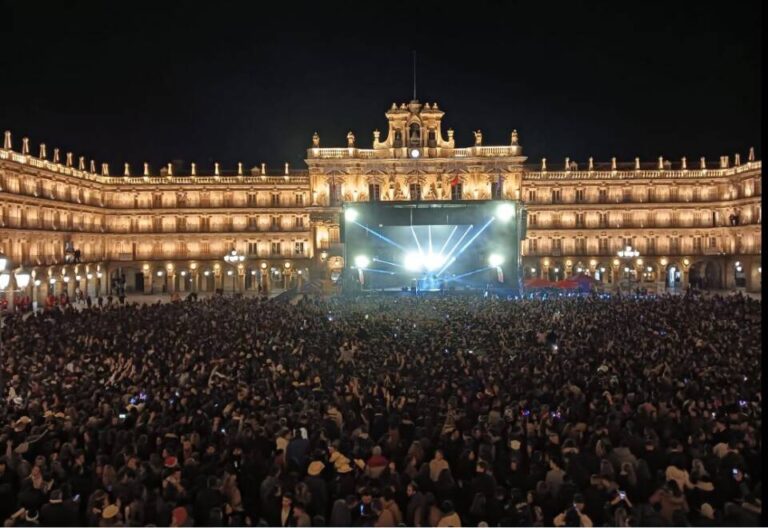 Miles de personas hacen historia en la Nochevieja Universitaria de Salamanca