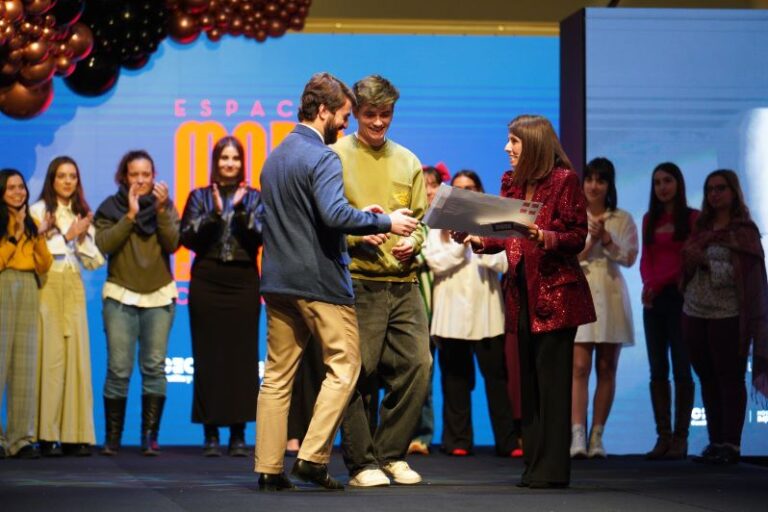 Éxito y talento en Espacio Moda Castilla y León: El Vicepresidente de la Junta premia al diseñador vallisoletano Manuel Pérez Rivera