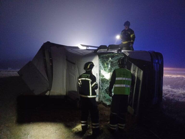 Accidente en la N-610: Bomberos de la Diputación de Valladolid actúan rápidamente tras el vuelco de un camión de soja