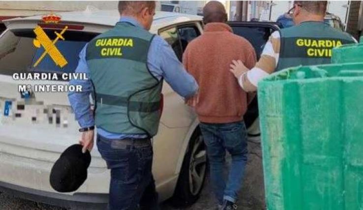 La Guardia Civil detiene a diez personas por delito de estafa a través de internet en una empresa de Arroyo de la Encomienda