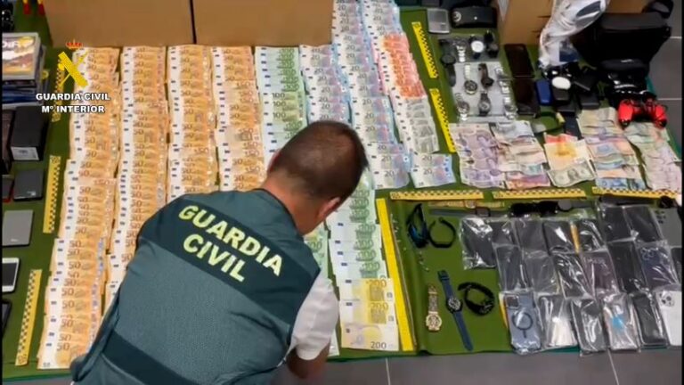 Desmantelada la red de robos en el aeropuerto Tenerife Sur: 14 trabajadores detenidos por saqueo de maletas