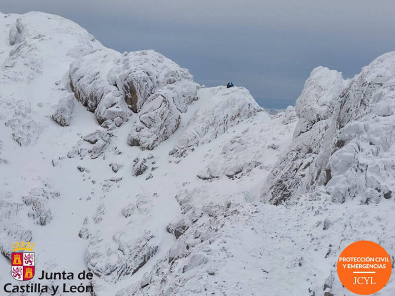 Exitoso rescate en Pico Espigüete: Dos montañeros ilesos liberados por el Grupo de Rescate y Salvamento