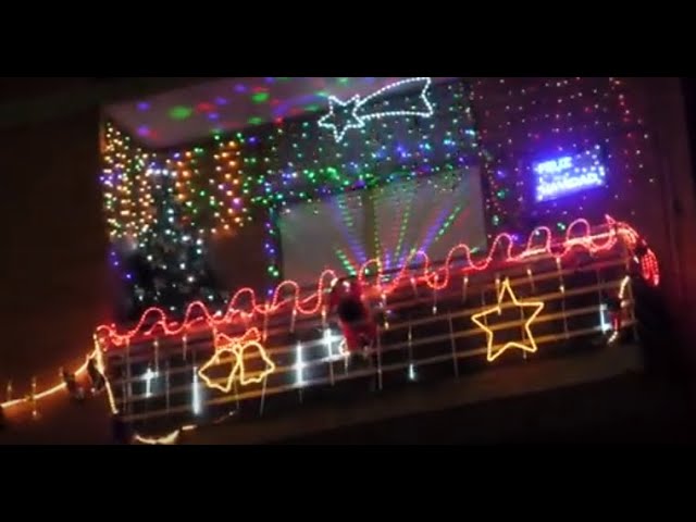 Los vecinos de Medina iluminan sus fachadas con adornos navideños