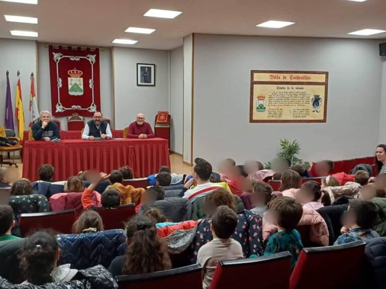 El Ayuntamiento de Tordesillas atiende a las dudas de los escolares por el Día de la Constitución