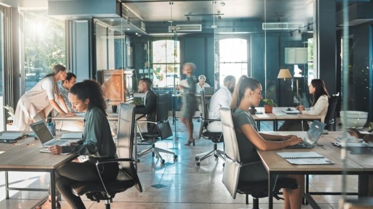 Vuelta al trabajo después de una excedencia: Claves para una reinserción exitosa y evitar infravaloraciones