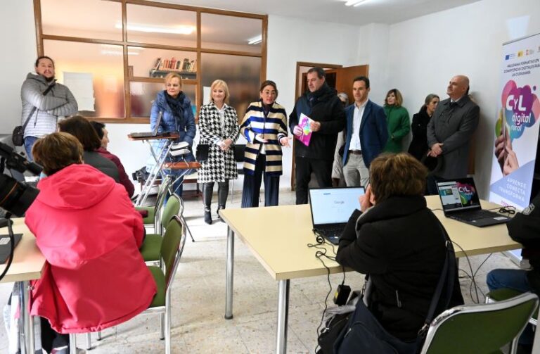 La Junta revoluciona la formación digital en el medio rural: 200 centros y 1.500 portátiles para combatir la brecha digital