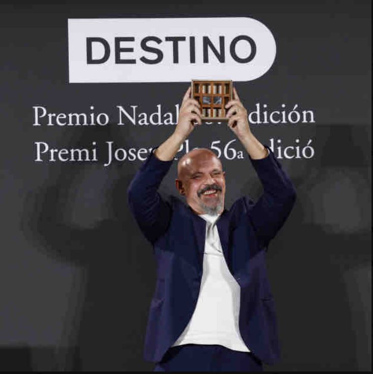 El vallisoletano César Pérez Gellida conquista el Premio Nadal con su novela ‘Bajo la tierra seca’
