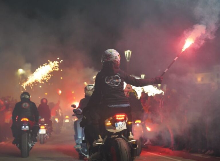 Más de 6.000 Motauros recorrieron las calles de Tordesillas en el tradicional desfile de antorchas