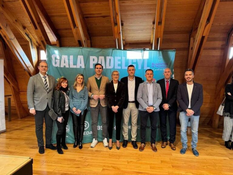 La Federación de Pádel de Castilla y León distingue al Ayuntamiento de Medina del Campo por su implicación en este deporte
