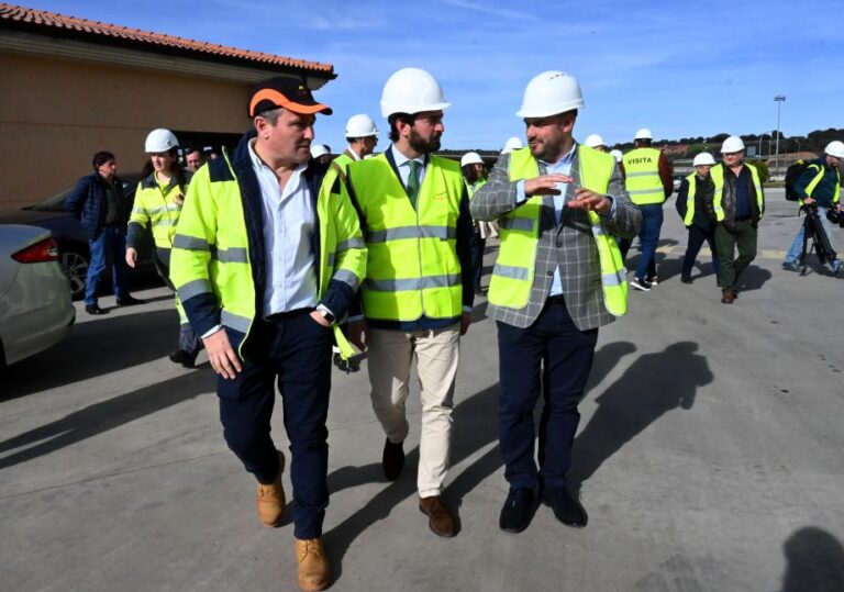 El Vicepresidente de la Junta lleva el «hartazgo» de agricultores y ganaderos a Bruselas: Críticas a imposiciones europeas amenazan la economía verde