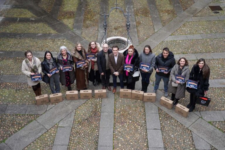 Diputación de Valladolid y Fecosva celebran la creatividad navideña con los escaparates ganadores del VIII Concurso