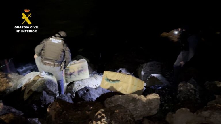 Desarticulada una peligrosa red narco: 18 detenidos por introducir más de 2.700 kg de hachís en narcolanchas frente a las costas de Almería