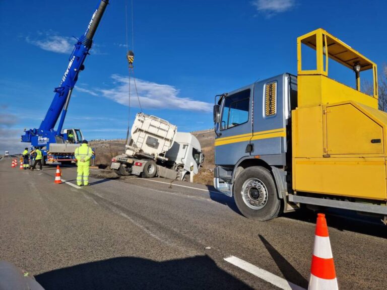 Tráfico interrumpido en la N-122, PK 168,5 cerca de Villaciervos: Retiran vehículo pesado, operativo a cargo de la Guardia Civil
