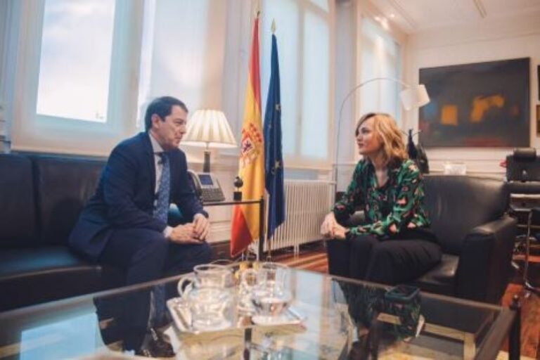 Pilar Alegría y Alfonso Fernández Mañueco abordan crucial diálogo educativo en reunión ministerial