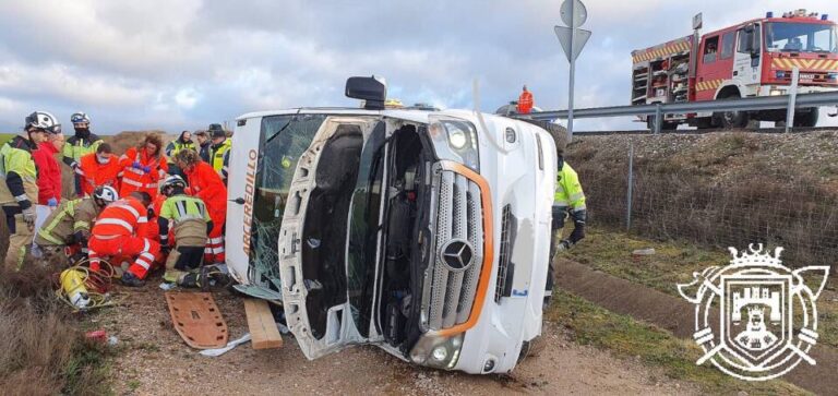El vuelco de un microbús escolar deja a una menor atrapada y herida en Burgos