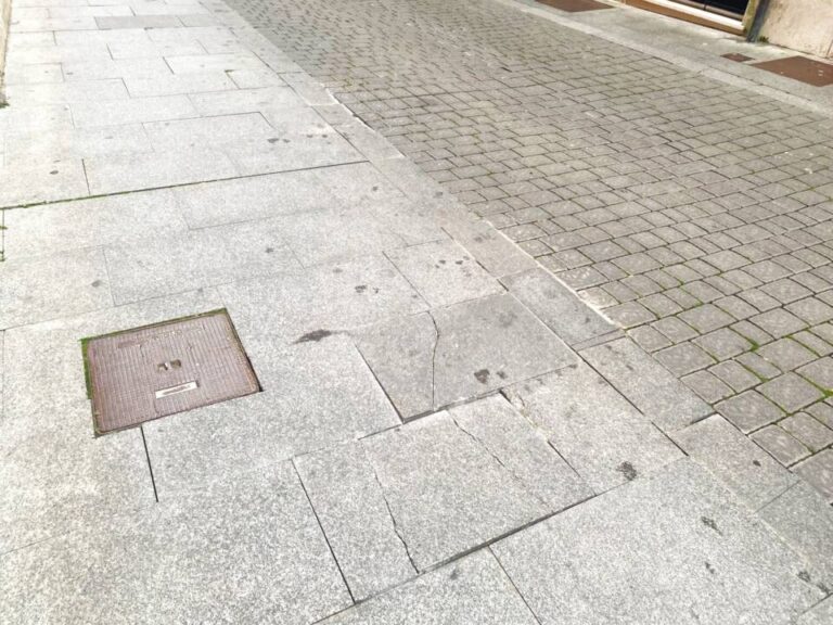 Vuelven a fallar los adoquines en la calle Rafael Giraldo