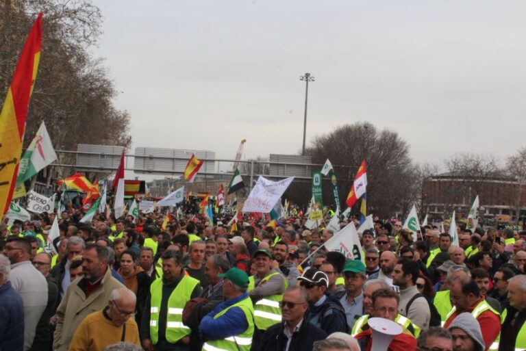 El éxito rotundo de los agricultores en la tractorada masiva en Madrid despiertan la solidaridad ciudadana