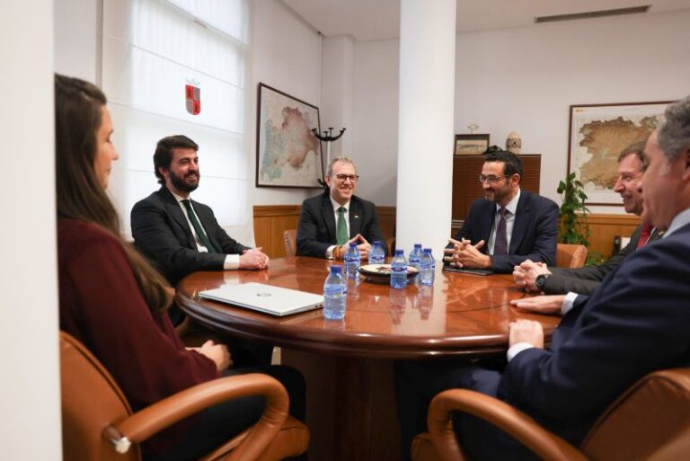 El Vicepresidente de la Junta y Mapfre unen esfuerzos contra la despoblación en Castilla y León