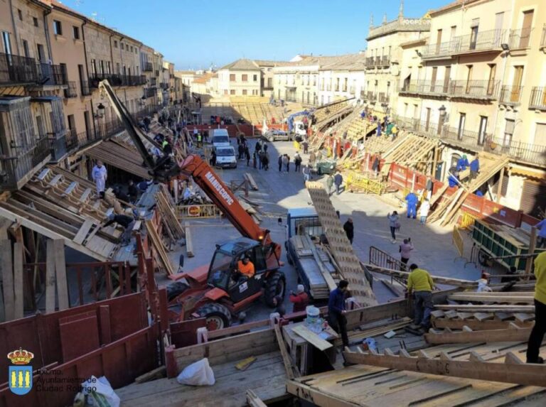 Ciudad Rodrigo comienza la cuenta atrás para el Carnaval del Toro con el montaje de la tradicional plaza