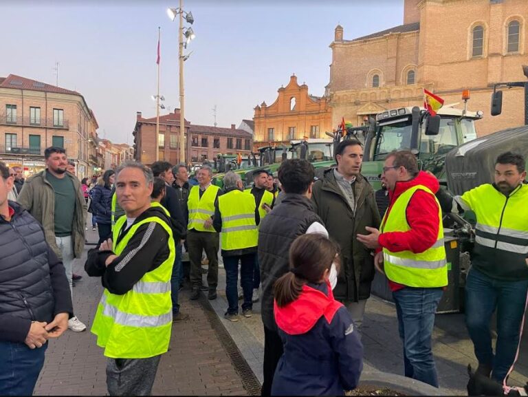 Una centena de tractores llevan la protesta a la Plaza Mayor de Medina del Campo
