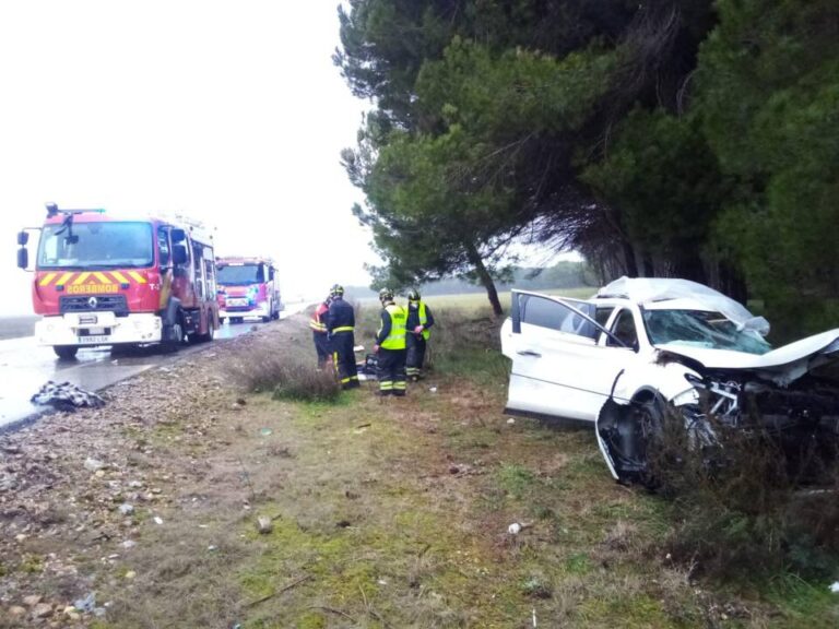 Accidente en CL-600: Mujer herida tras colisión contra árbol en Aldeamayor de San Martín (Valladolid)