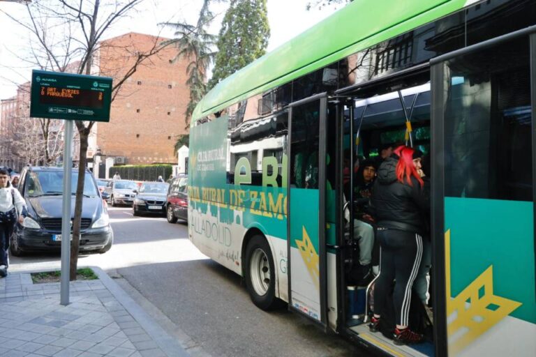 Valladolid da un paso hacia la modernización del transporte público: 51 nuevos paneles informativos en paradas de bus de Auvasa