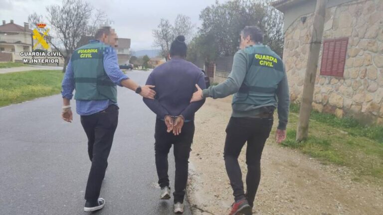 La Guardia Civil detiene a tres personas por distribuir cocaína y hachís en Sotillo de la Adrada