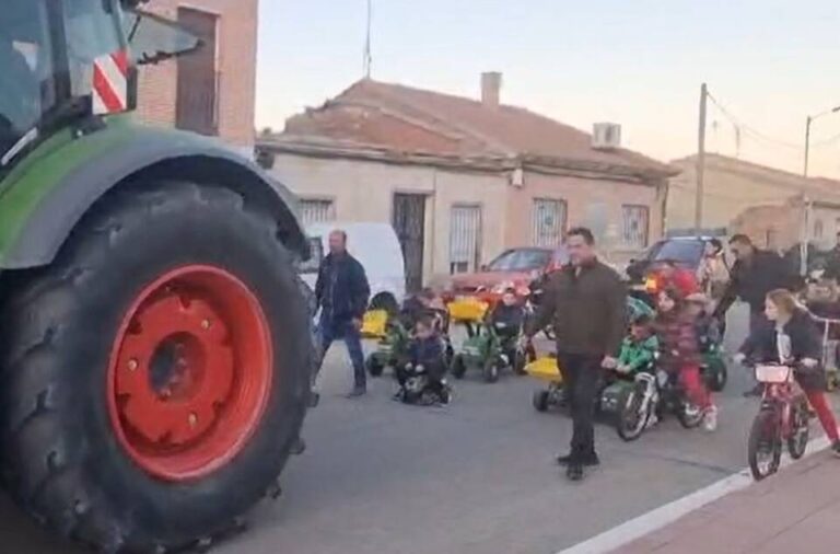 Niños de El Carpio encabezan una protesta en «tractores a pedales» visualizando las preocupaciones de los agricultores