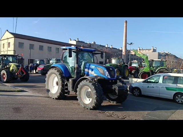 Movilización de agricultores a Valladolid a su paso por Medina del Campo