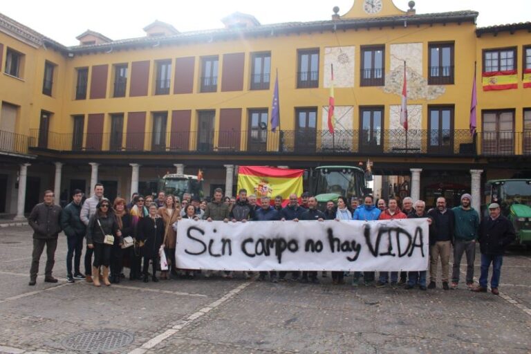 Apoyo total de Tordesillas a los agricultores: Tractores y comunidad unida en la Plaza Mayor
