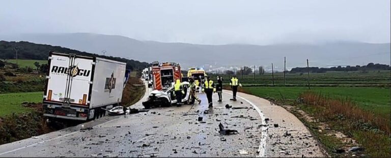Dos víctimas mortales tras la colisión entre un turismo y un camión en la CL-101