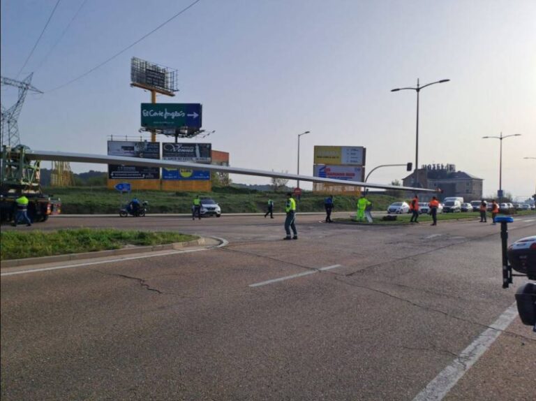 Transporte especial con palas eólicas provoca cortes de tráfico en Avenida Gijón y Autovía A-62