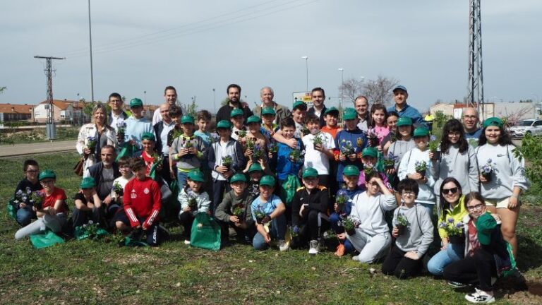 La Diputación de Valladolid celebra el Día del Árbol con alumnos de Villanubla