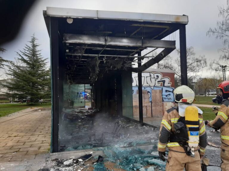 Cuatro personas trasladadas al hospital tras un incendio en una caseta acristalada en Valladolid