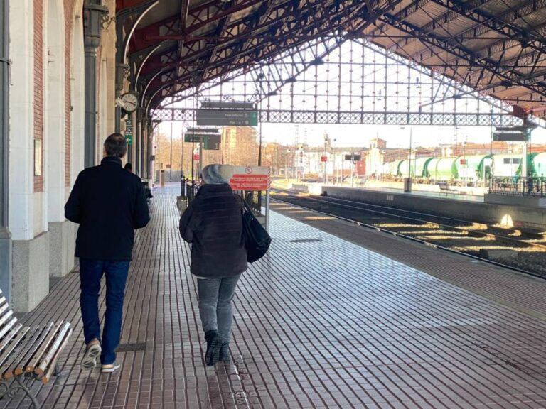 La Junta exige a Renfe claridad y previsión ante cambios en Chamartín, los usuarios afectados piden soluciones