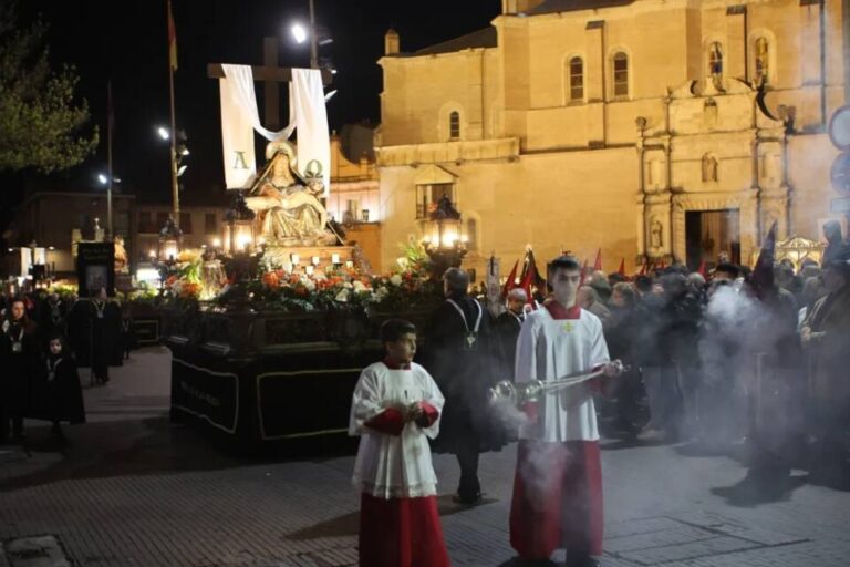 La procesión del Silencio enmudece las calles de Medina del Campo