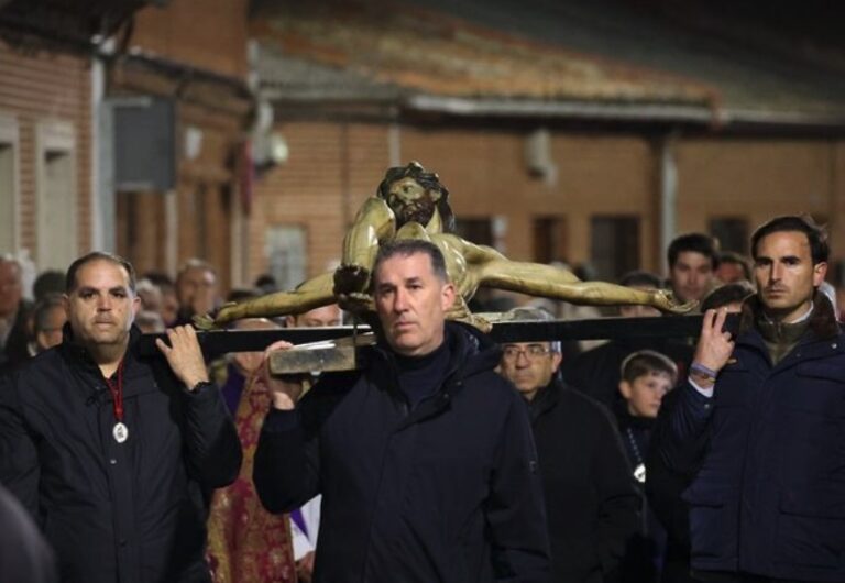 Medina del Campo revive su tradición con la presencia del Arzobispo Luis Argüello en los Rosarios de Penitencia
