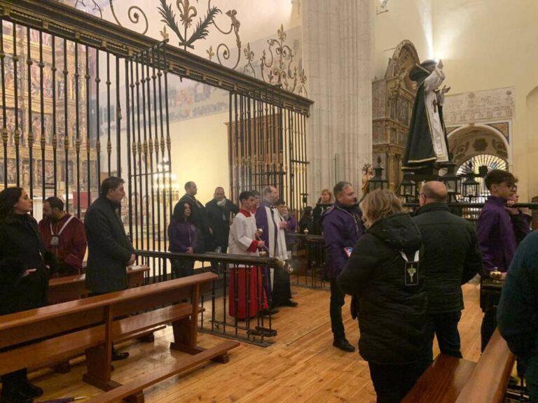 San Vicente Ferrer regresa a El Carpio tras los actos de la procesión de la Vera Cruz en Medina del Campo