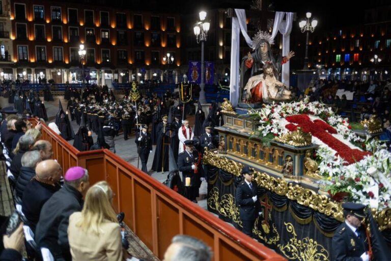 La Procesión General de la Sagrada Pasión del Redentor engalana las calles de Valladolid