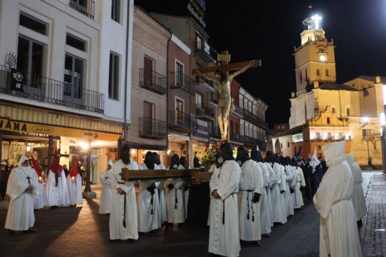 Multitudinario Vía Crucis en Medina del Campo