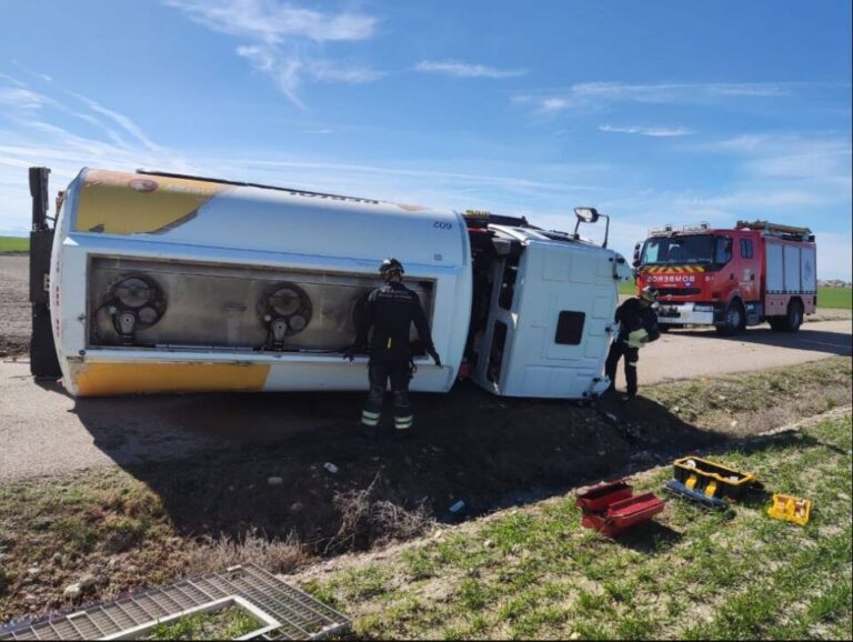 El vuelco de un camión con gasóleo en Cogeces del Monte desencadena el nivel 1 de emergencia