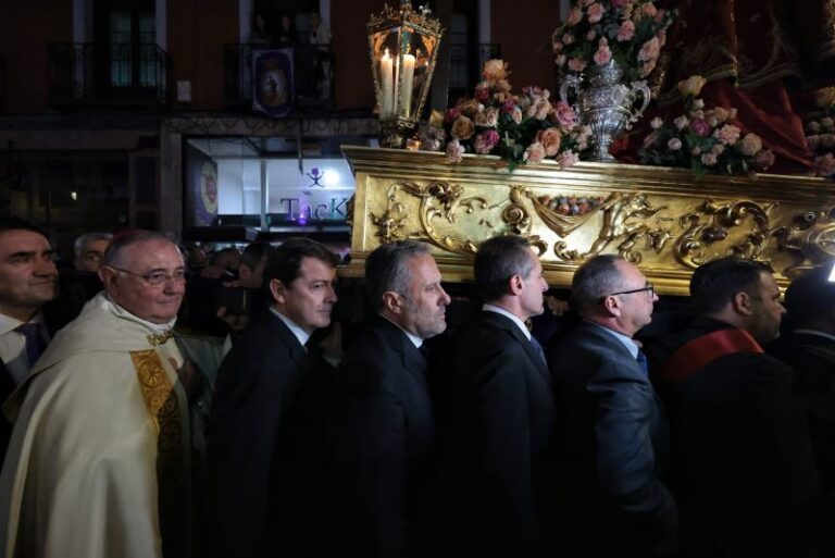 El Presidente de la Junta de Castilla y León participa en la procesión de La Dolorosa en León