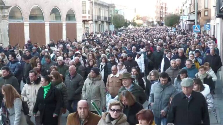 Miles de personas desafían el frio y se manifiestan en defensa del hospital de Medina